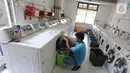 Pekerja mencuci pakaian di Bogor Laundry, Sukasari, Bogor, Jawa Barat, Minggu (6/10/2019). Pemanfaatan energi gas bumi Perusahaan Gas Negara (PGN) dipakai oleh Bogor Laundry karena lebih efisien, aman, hemat, dan ramah lingkungan. (merdeka.com/Arie Basuki)