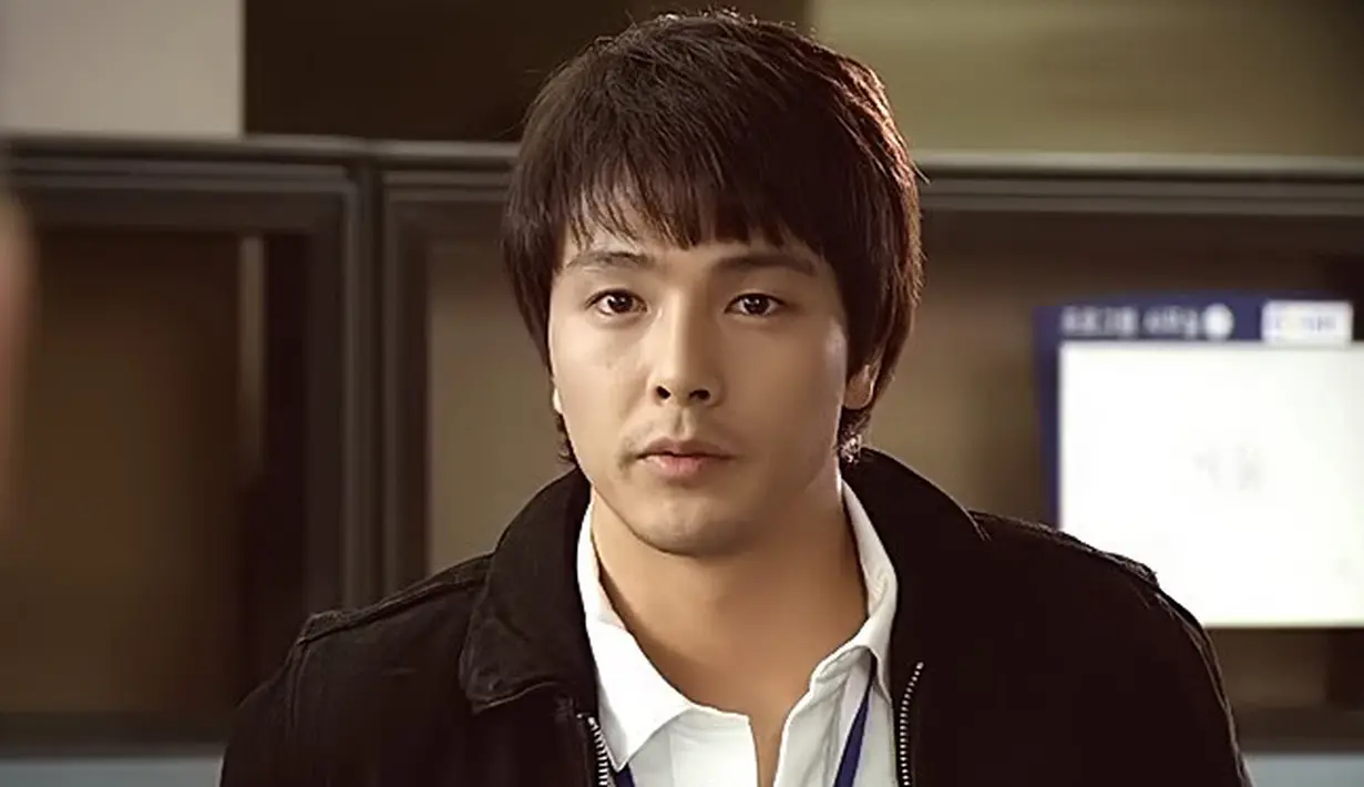 Kabarnya, aktor Winter Sonata tersebut mengalami depresi ketika ayahnya didiagnosa mengidap kanker perut. Park Yong Ha yang sangat mencintai ayahnya merasa sangat bersalah (Istimewa)