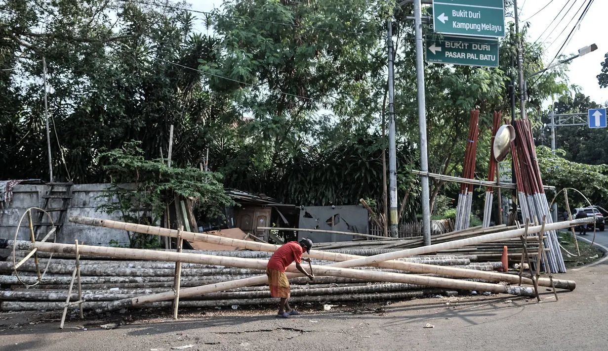 Pedagang memilih pohon pinang untuk dihaluskan di kawasan Manggarai, Jakarta, Selasa (11/8/2020). Penjualan pohon pinang tahun ini menurun drastis dibandingkan tahun sebelumnya akibat pandemi Covid-19 yang menyebabkan larangan sejumlah perlombaan. (merdeka.com/Iqbal Nugroho)