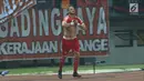 Pemain depan Persija, Marko Simic mengenakan kaus pengganti karena kaus sebelumnya robek pada bagian lengan saat laga persahabatan melawan Selangor FA di Stadion Patriot Candrabhaga, Bekasi, Kamis (6/9). (Liputan6.com/Helmi Fithriansyah)