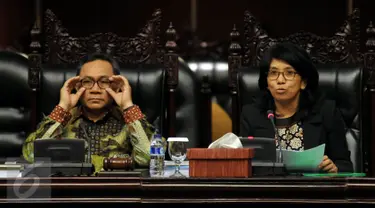 Ketua MPR Zulkifli Hasan (kiri) dan Ketua Dewan Pembina Kontras Suciwati saat kegiatan Sosialisasi Empat Pilar di Gedung Nusantara V DPR RI, Jakarta, Jumat (13/11). Acara ini dihadiri Kontras dan keluarga korban pelanggaran HAM. (Liputan6.com/Johan Tallo)