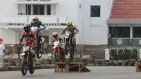 Para pebalap nomor Supermoto tengah beraksi dalam rangkaian Honda Dream Cup 2019, di Banjarbaru, Kalimantan Selatan.  (FOTO / Nurfahmi Budiarto)