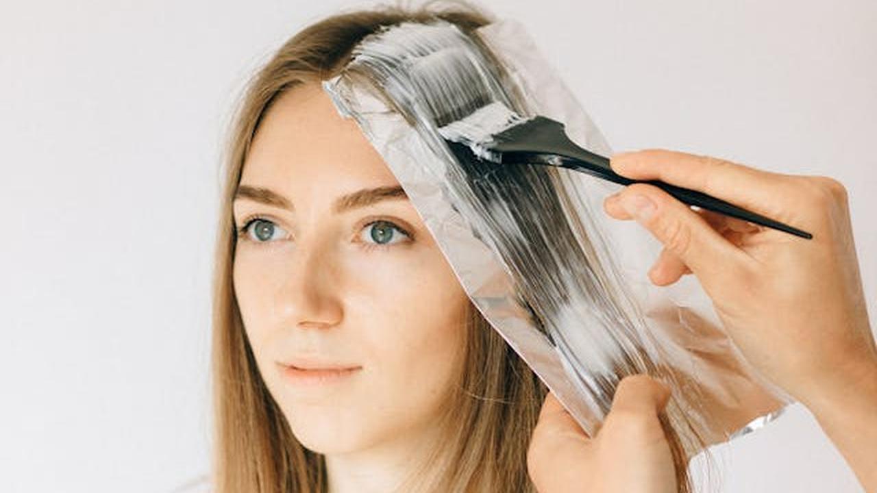 Apa Benar Pewarna Rambut Bisa Merusak? Ini Jawaban Pakar Kecantikan