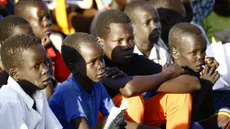 Anak-anak mengikuti pelajaran membaca di kamp UNHCR al-Algaya di negara bagian Nil Putih Sudan, selatan Khartoum, (17/5). PBB mengatakan ribuan orang terus melarikan diri dari perang dan kelaparan di negara termuda di dunia ini. (AFP Photo/Ashraf Shazly)