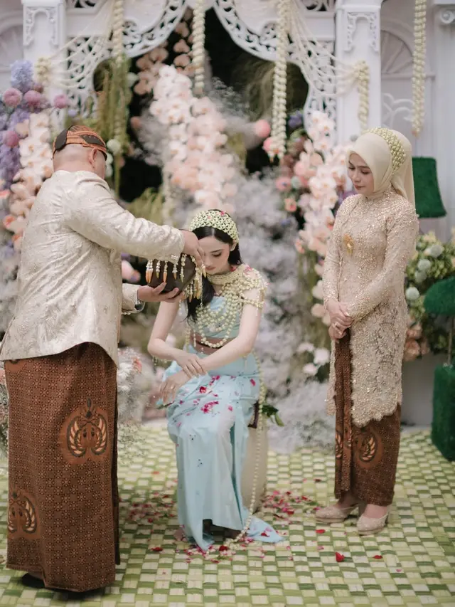 6 Potret Keluarga Syifa Hadju di Pengajian dan Siraman, Busana Anggun Penuh Makna