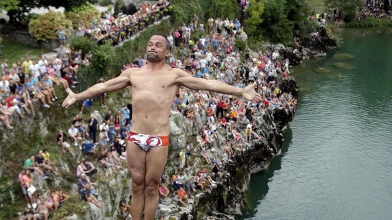 Bergaya "Superman" terjun bebas di Kanal ob Soci