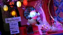 Kelompok seni akrobat asal China menunjukkan kebolehan saat perayaan Imlek 2566 di Tangerang City Mall, Tangerang, Jumat (20/2/2015). (Liputan6.com/Faisal R Syam)