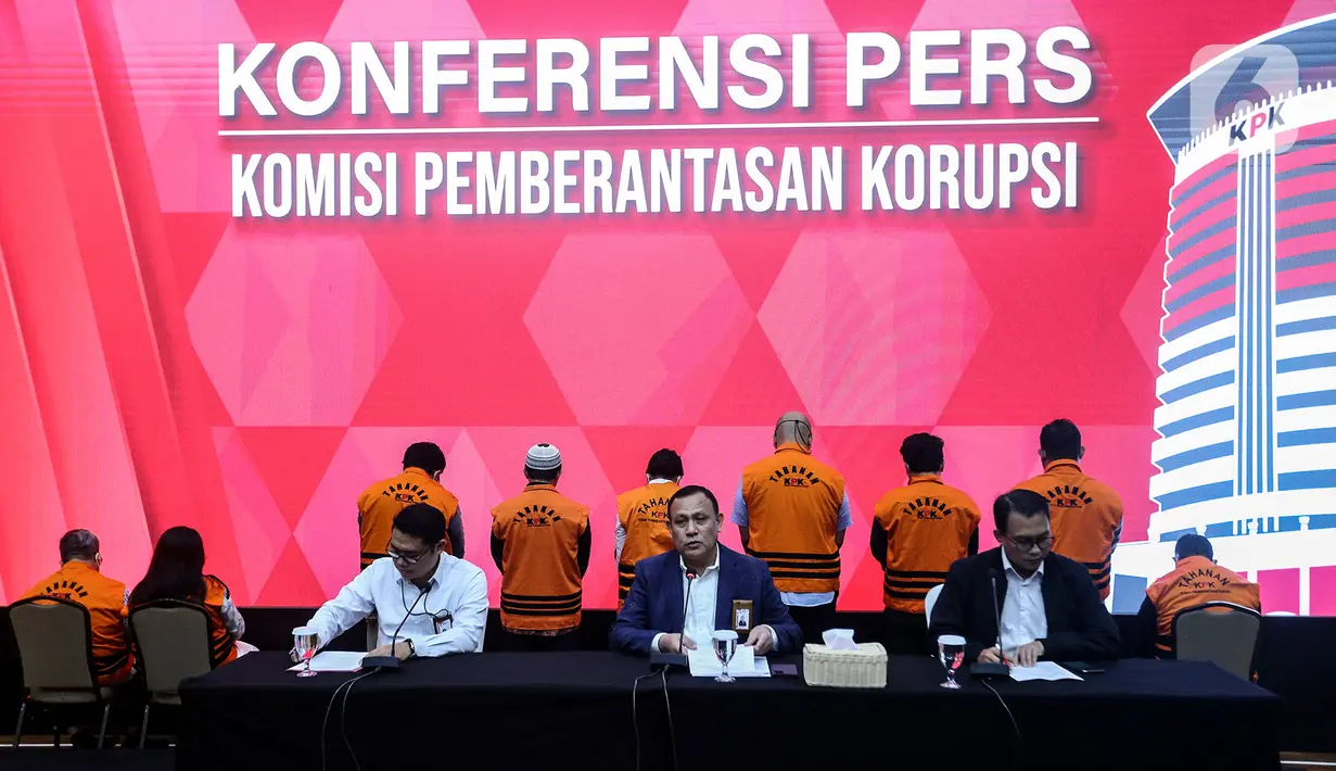 Kesepuluh orang tersebut merupakan Pejabat Perbendaharaan dan pegawai di lingkup Bagian Keuangan Direktorat Jenderal Mineral Kementerian ESDM. (Liputan6.com/Johan Tallo)