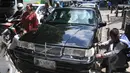 Sebuah mobil sedan berwarna hitam akan diderek oleh Dishub karena telah parkir liar di kawasan Cikini, Jakarta, Selasa (28/4/2015). (Liputan6.com/JohanTallo)