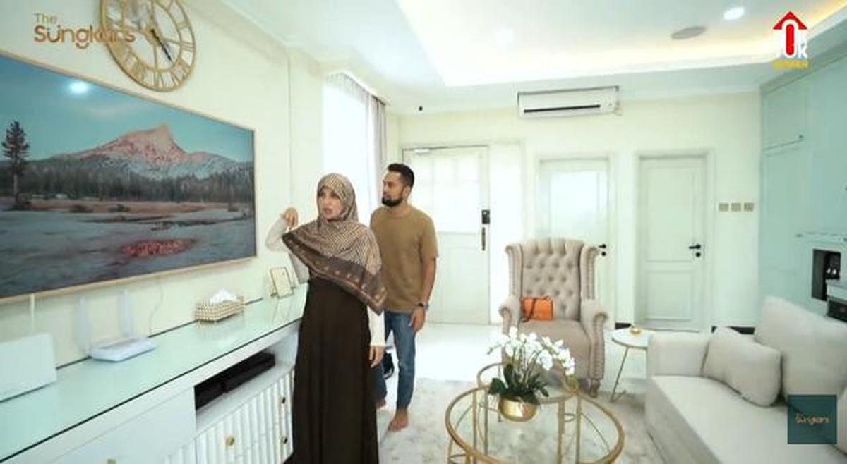 5 Potret Ruang Keluarga di Rumah Fitri Tropica dan Irvan Hanafi, Modern dan Elegan