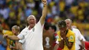 Pelatih Brasil, Luiz Felipe Scolari (kiri) bersama Neymar merayakan kemenangan atas Chile lewat adu penalti 1-1 (3-2) di babak 16 besar Piala Dunia 2014 di Stadion Mineirao, Belo Horizonte, (28/6/2014). (REUTERS/Toru Hanai)