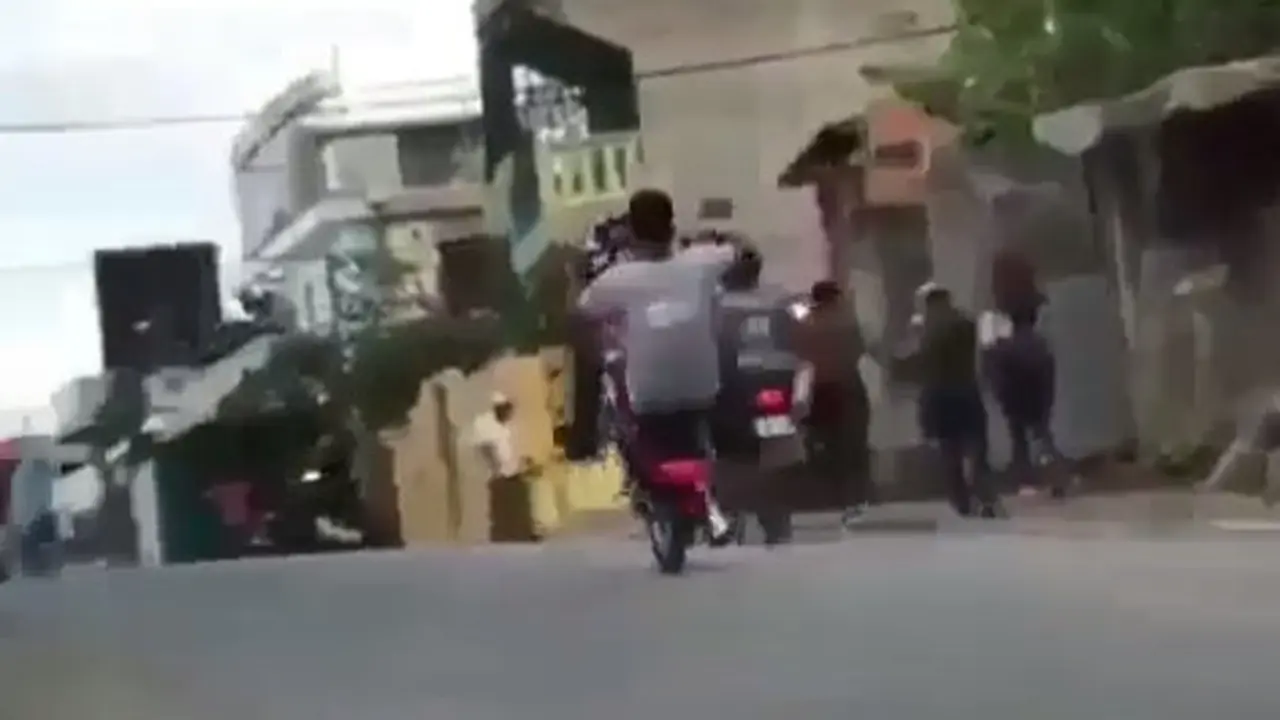 Apes, Pria Ini Cium Aspal Saat Bergaya Diatas Motor