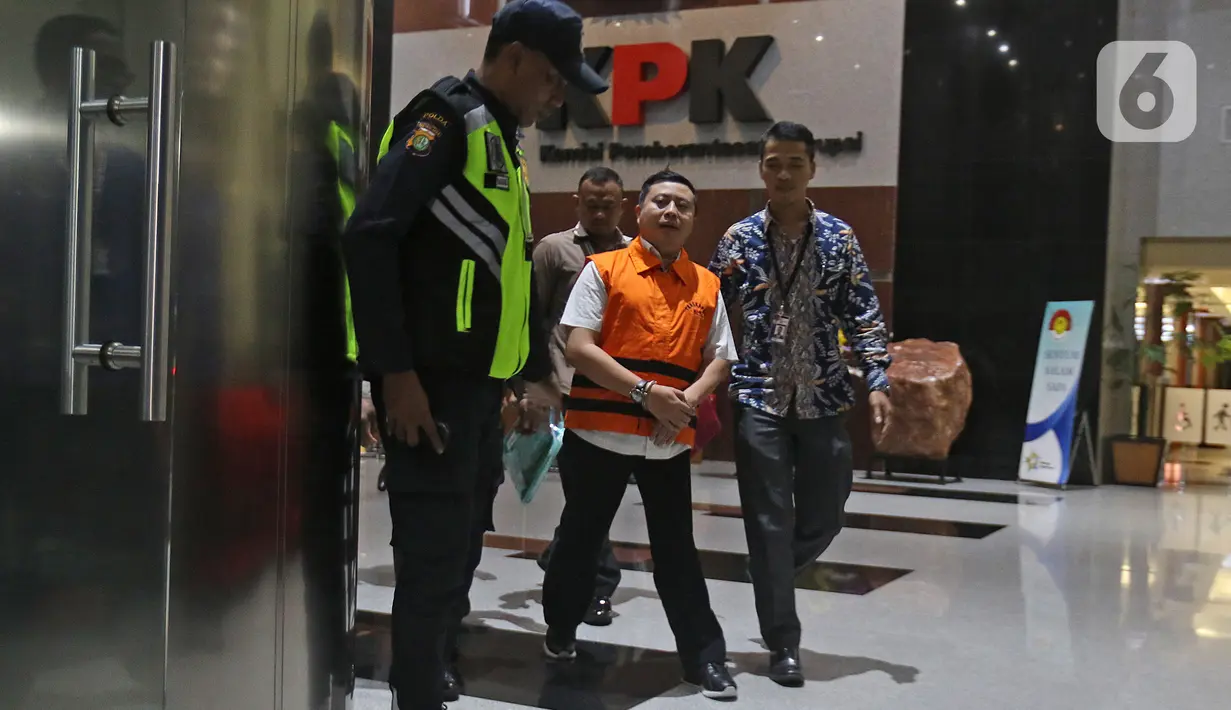 Tersangka Saefulah dari unsur swasta keluar dari gedung KPK usai pemeriksaan di Jakarta, Jumat (10/1/2020). Saefulah yang ditangkap pada operasi tangkap tangan (OTT) itu ditahan dalam kasus dugaan penerimaan hadiah atau janji penetapan anggota DPR Terpilih 2019-2024. (Liputan6.com/Herman Zakharia)