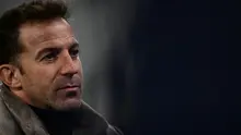 Mantan pemain sepak bola Italia, Alessandro Del Piero, memberi isyarat sebelum pertandingan Liga Champions UEFA antara Juventus dan Benfica di stadion Allianz di Turin, Italia, pada 29 Januari 2025. (Marco BERTORELLO/AFP)