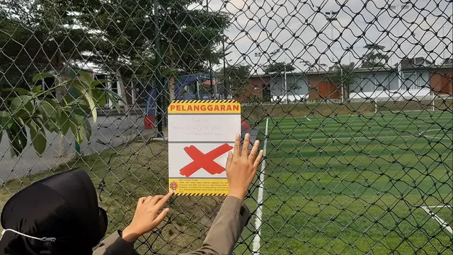 FOTO Lapangan Maguwoharjo Football Park Disegel Satpol PP DIY