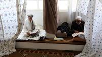 Umat muslim Afghanistan membaca Alquran di sebuah masjid di Kabul, Rabu (6/6). Selama sepuluh hari terakhir Ramadan, umat muslim melakukan itikaf dengan melakukan dzikir, berdoa, dan salat sunnat untuk menantikan malam Lailatul Qadar. (AP/Rahmat Gul)