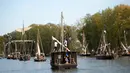 Puluhan perahu berlayar di sungai Loire saat Festival Loire di Orleans, Prancis (24/9). Dalam festival ini puluhan hingga ratusan perahu berkumpul di sungai Loire. (AFP Photo/Guillaume Souvant)