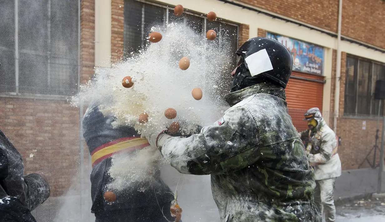 Selain tepung dan telur, festival yang hanya dilakukan oleh kaum pria ini juga diramaikan dengan pesta kembang api serta petasan. (JAIME REINA / AFP)