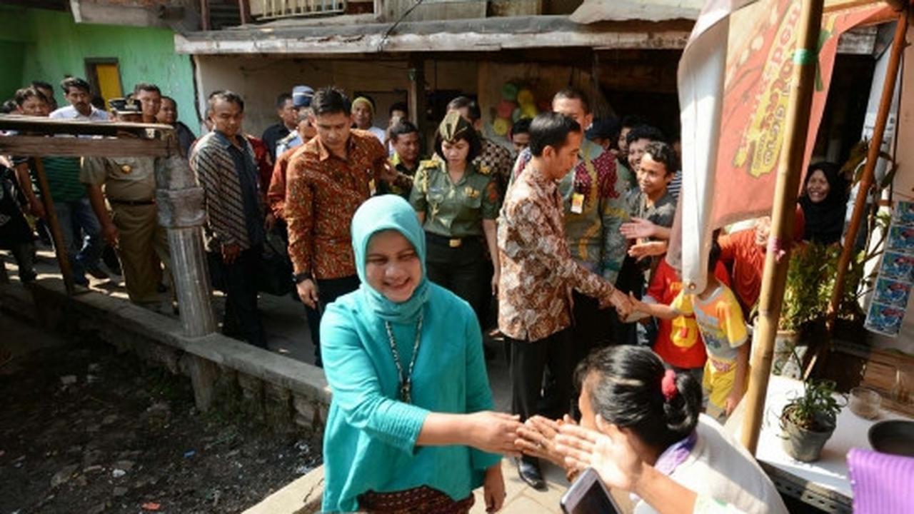 Presiden Jokowi bagi-bagi sembako di Kedoya