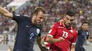 Aksi Harry Kane (kiri) saat melewati adangan pemain Malta, Zac Muscat pada laga grup F kualifikasi Piala Dunia 2018 di  Ta Qali stadium, Valletta, Malta, (1/9/2017). Inggris menang 4-0. (AP/Rene Rossignaud)