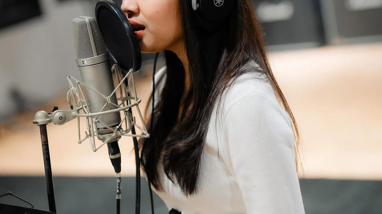 4 Potret Aqeela Calista Saat Rekaman Lagu, Isyaratkan Akan Rilis Single Baru dalam Waktu Dekat?