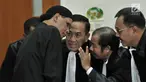 Terdakwa Hercules Rosario Marshal berdiskusi dengan kuasa hukum saat sidang vonis terkait kasus penguasaan lahan milik PT Nila Alam di Pengadilan Negeri Jakarta Barat, Rabu (27/3). Majelis Hakim PN Barat memvonis Hercules 8 bulan penjara. (merdeka.com/Iqbal S. Nugroho)