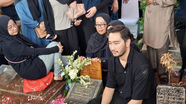 Jeje Govinda menangis di atas pusara mendiang ibunda tercinta