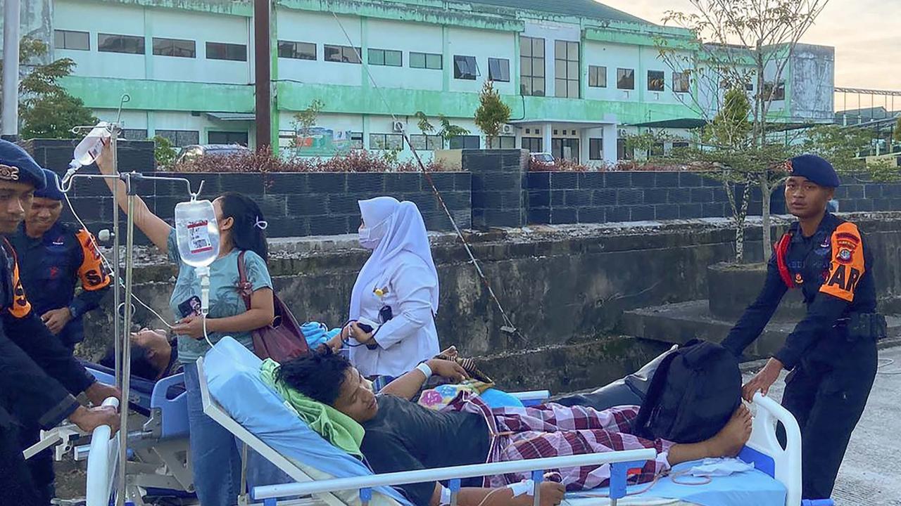 FOTO: Evakuasi Pasien Rumah Sakit Saat Gempa Mengguncang Kota Tarakan