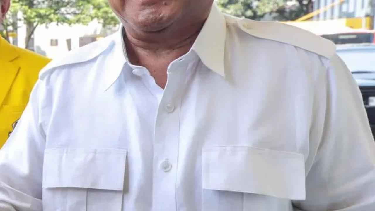 Penampilan Prabowo tampak mengenakan kemeja putih saat menghadiri HUT Partai Golkar.