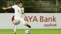 Gelandang Timnas Indonesia U-19, Egy Maulana Vikri, mengontrol bola saat melawan Filipina U-19 pada laga Piala AFF U-18 di Stadion Thuwunna, Myanmar, Kamis (7/9/2017). Indonesia unggul 5-0 pada babak pertama. (Liputan6.com/Yoppy Renato)