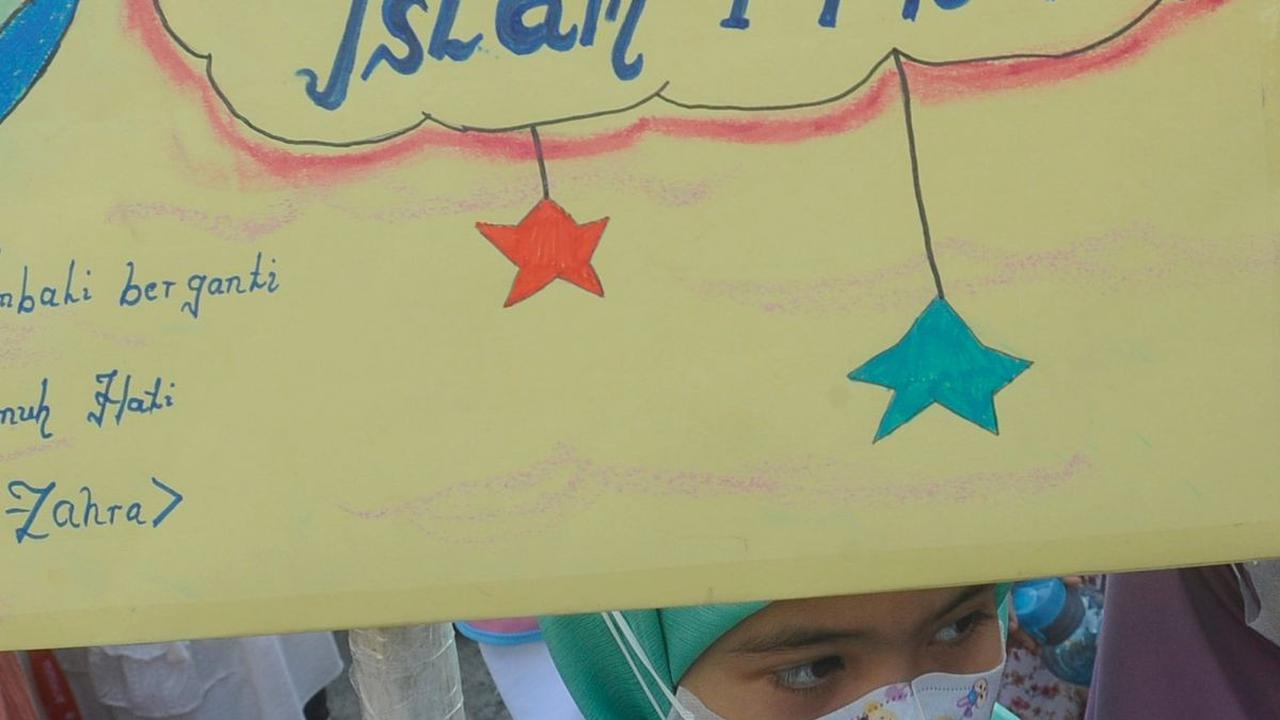 Pawai ini berlangsung penuh kemeriahan. Berikut potretnya: