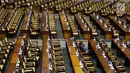 Seorang anggota DPR menghadiri rapat paripurna Masa Sidang I Periode 2019-2020 di antara bangku yang tak terisi di Kompleks Parlemen, Senayan, Jakarta, Kamis (22/8/2019). Rapat yang membahas RUU APBN Tahun 2020 beserta nota keuangannya itu hanya dihadiri 55 orang. (Liputan6.com/Johan Tallo)