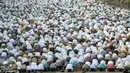 Ribuan umat muslim bersujud saat  salat Idul Fitri di kawasan Jatinegara, Jakarta, Rabu (6/7). Ruas Jalan Jatinegara Barat disulap menjadi tempat pelaksanaan salat. (Liputan6.com/Yoppy Renato)