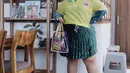 Fresh dan playful, padukan t-shirt warna kuning dengan rok plisket warna hijau emerald (Instagram/tiraemon).