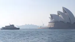 Kabut asap menyelimuti Pelabuhan Sydney yang indah di Australia pada hari Rabu, saat lingkaran api terkendali terbakar di pinggiran kota sebagai persiapan untuk menghadapi musim kebakaran hutan yang akan datang. (Steve CHRISTO / AFP)