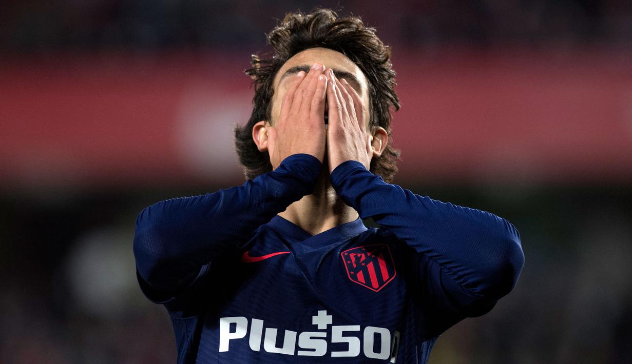 Sementara itu, hasil buruk diraih oleh rival sekota Real Madrid, Atletico Madrid yang kembali menelan kekalahan untuk ketiga kalinya secara berturut-turut. Los Rojiblancos kali ini dikalahkan oleh Granada di Estadio Nuevo Los Carmenes. (AFP/Jorge Guerrero)