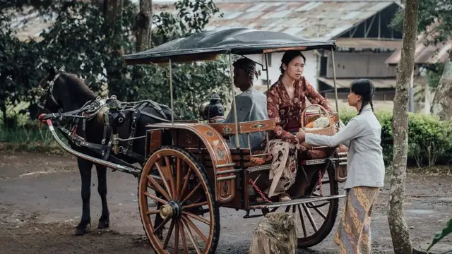 Laura Basuki dengan busana nuansa wastra nusantara (Instagram/laurabas)