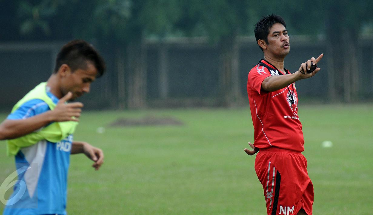 Pelatih Semen Padang Nil Maizar (kanan) memberikan arahan saat latihan di Lapangan Sutasoma, Halim Perdanakusuma, Jakarta, Jumat (22/1/2016). Latihan ini persiapan menghadapi Mitra Kukar di final piala Jenderal Sudirman. (Liputan6.com/Helmi Fithriansyah)