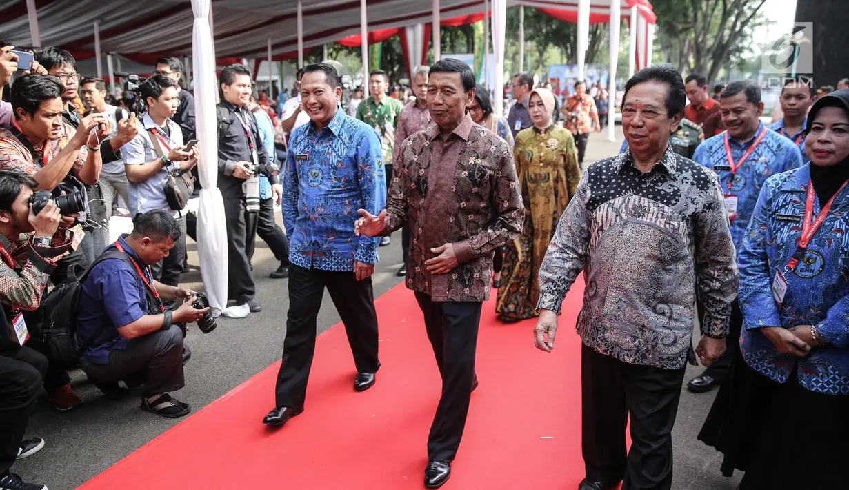 Kepala BNN, Komjen Pol Budi Waseso (kiri) bersama Menko Polhukam Wiranto saat menghadiri puncak peringatan Hari Anti-Narkoba Internasional (HANI) di Plaza Tugu Api Pancasila, Taman Mini Indonesia Indah, Jakarta, Kamis (13/7). (Liputan6.com/Faizal Fanani)