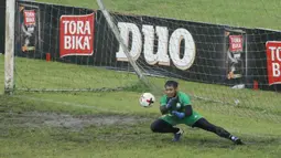 Kiper Perbanas, Adixi Lenzivio, saat pertandingan melawan UM pada laga Torabika Cup 2017 di Stadion Cakrawala, Malang, Rabu (22/11/2017). UM menang 3-0 atas Perbanas. (Bola.com/M Iqbal Ichsan)