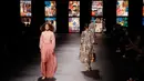 Para model mengenakan kreasi untuk koleksi busana edisi semi-musim panas 2021 Dior selama Paris Fashion Week pada Selasa (29/9/2020). Paris Fashion Week digelar kembali di tengah pandemi COVID-19 dan berlangsung mulai dari 28 September hingga 6 Oktober 2020. (AP Photo/Francois Mori)