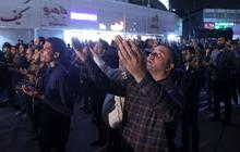 FOTO: Doa Warga Iran Diiringi Tasbih saat Memohon Keselamatan Presiden Ebrahim Raisi