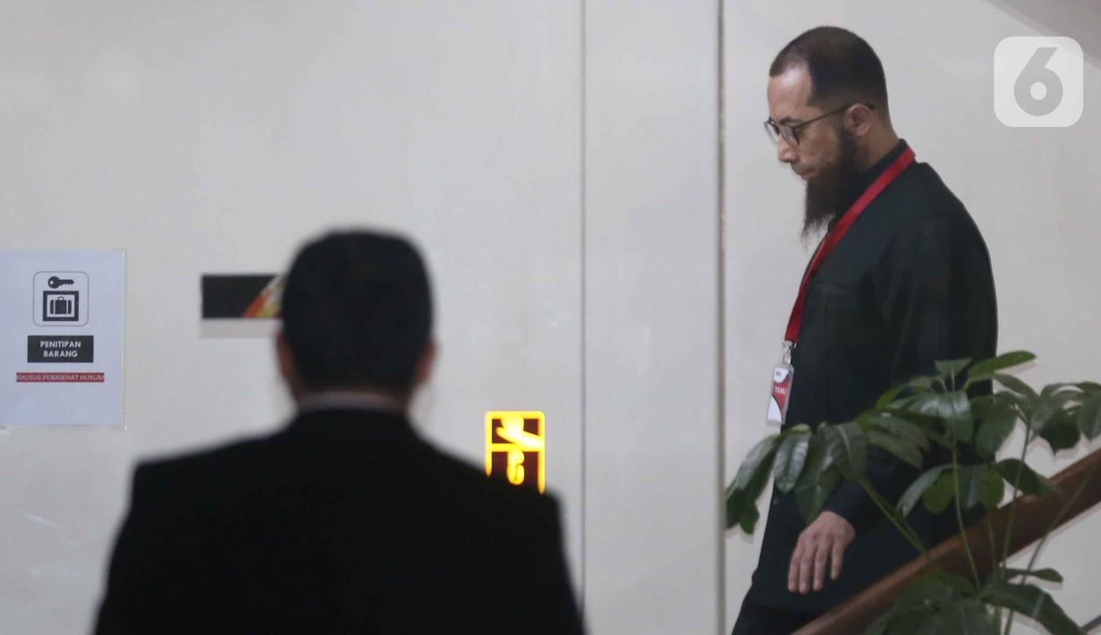 Khalid Basalamah tiba di Gedung Merah Putih Komisi Pemberantasan Korupsi (KPK), Jakarta, sekitar pukul 15.45 WIB. Tampak dalam foto, Direktur/Pemilik PT Zahra Oto Mandiri (Uhud Tour) yang juga pendakwah, Khalid Zeed Abdullah Basalamah (kiri), usai menjalani pemeriksaan di Gedung Merah Putih Komisi Pemberantasan Korupsi (KPK), Jakarta, Kamis (23/4/2026). (Liputan6.com/Helmi Fithriansyah)