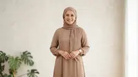 8 Model Gamis Ibu-Ibu untuk Malam Tirakatan 17 Agustus, Tampil Anggun tanpa Terlihat Berlebihan