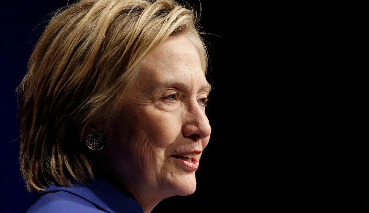 Hillary Clinton tampil berpidato di hadapan publik untuk pertama kali usai kalah dari Donald Trump dalam pilpres AS, Washington, Rabu (16/11). Hillary mengaku tidak mudah baginya untuk muncul kembali di hadapan publik (REUTERS/Joshua Roberts)