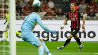 AC Milan Santiago Gimenez melepaskan tembakan ke gawang dalam pertandingan sepak bola Serie A antara AC Milan dan Cremonese, di Stadion San Siro, Milan, Italia, Minggu (24-8-2025) dini hari WIB. (Foto AP/Luca Bruno)