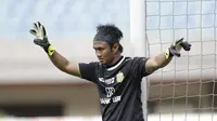 Kiper Bhayangkara FC, Wahyu Tri Nugroho, saat melawan Perseru Badak Lampung FC pada laga Liga 1 2019 di Stadion Patriot, Bekasi, Jumat (16/8). Bhayangkara FC takluk 0-1 dari Badak Lampung FC. (Bola.com/M Iqbal Ichsan)