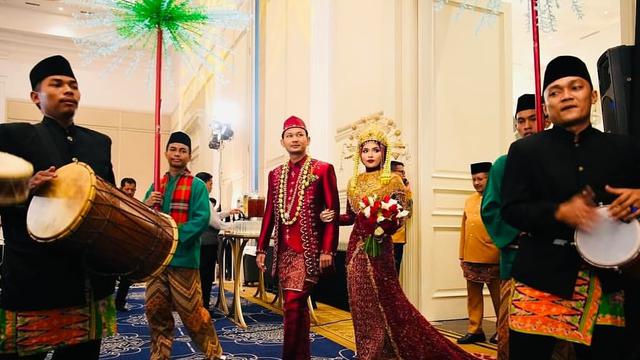 6 Potret Detail Penampilan Zahwa Nadhira di Resespi, Mantu Mahfud MD Manglingi