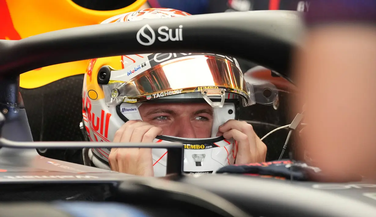 Pembalap Red Bull Max Verstappen bersiap melakukan latihan kedua menjelang Grand Prix Formula Satu Jepang di Sirkuit Suzuka, Jepang, Jumat, 22 September 2023. (AP Photo/Toru Hanai)