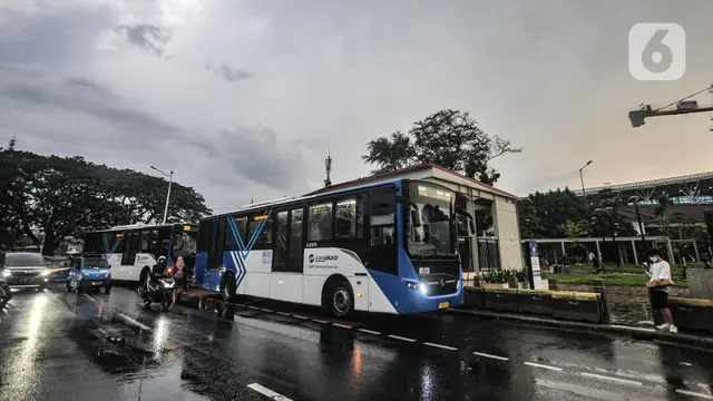 FOTO: Cegah Penumpukan Penumpang, Transjakarta Tambah Armada di Stasiun Manggarai